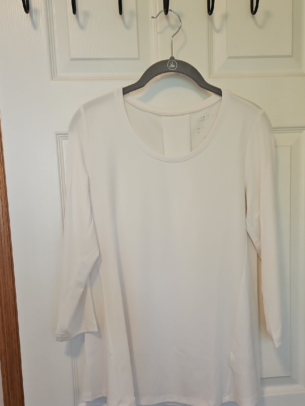 Susan Graver Women's White Long-Sleeve Scoop Neck Top. Size XS.